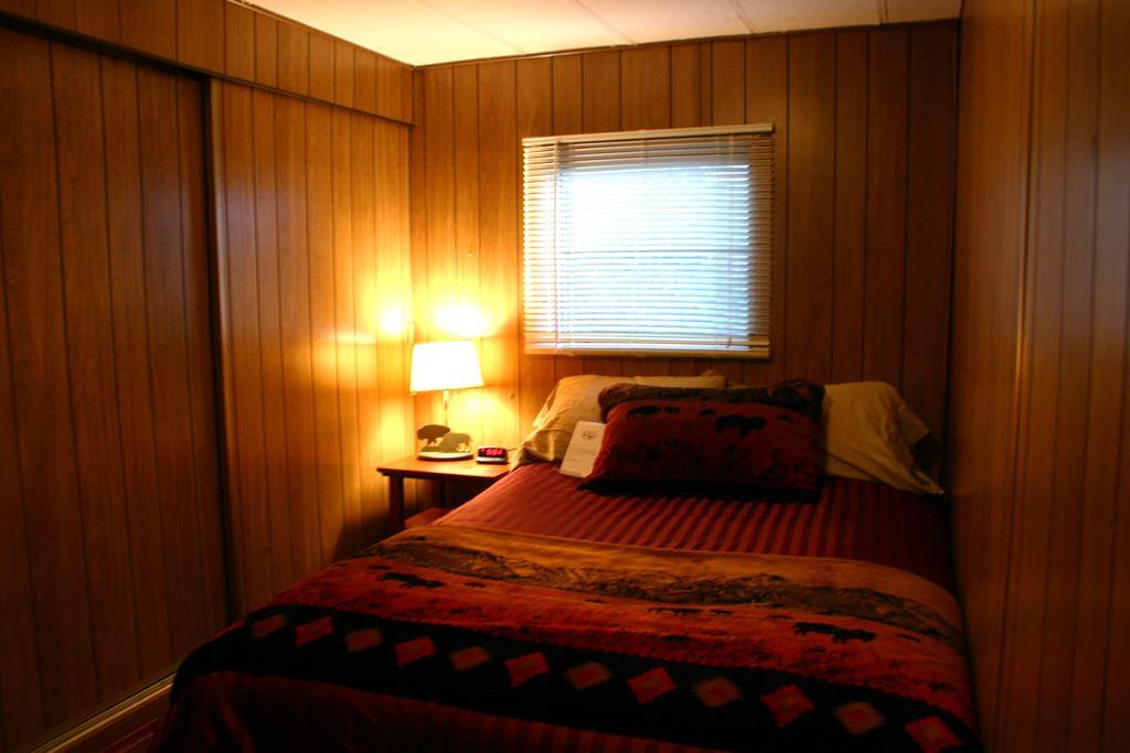 Yellowstone Wildlife Cabins West Yellowstone Extérieur photo